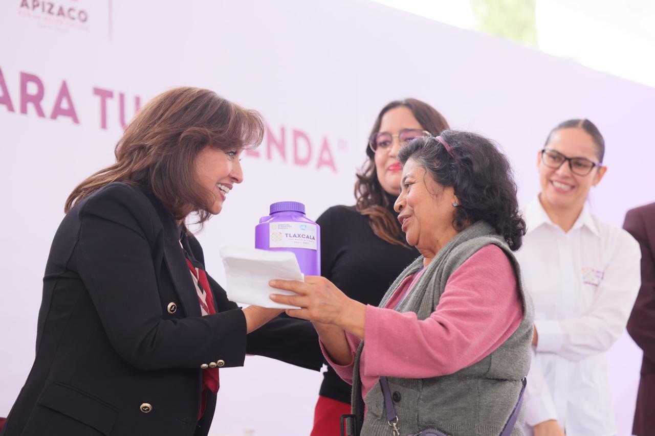 Entrega gobernadora Lorena Cuéllar 300 tinacos en Apizaco